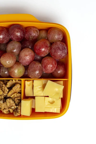 プラスチック容器の健康食品は 作業台の上にチーズ ブドウ クルミで食べる準備ができています ワルヌートを奪うため — ストック写真