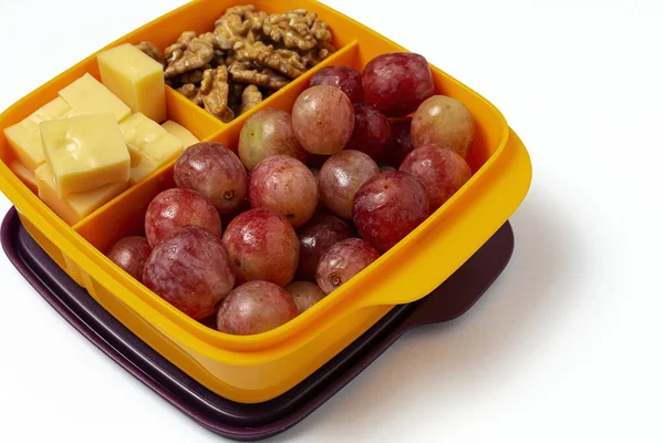 プラスチック容器の健康食品は 作業台の上にチーズ ブドウ クルミで食べる準備ができています ワルヌートを奪うため — ストック写真