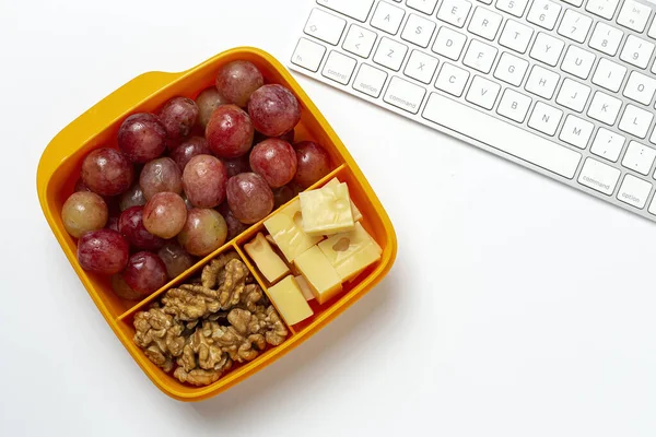 Gezond Eten Plastic Containers Klaar Eten Met Kaas Druiven Walnoten — Stockfoto