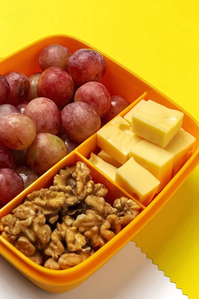 プラスチック容器の健康食品は 作業台の上にチーズ ブドウ クルミで食べる準備ができています Take Away Walnuts — ストック写真