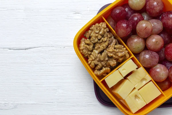 Comida Saludable Recipientes Plástico Listos Para Comer Con Queso Uvas — Foto de Stock