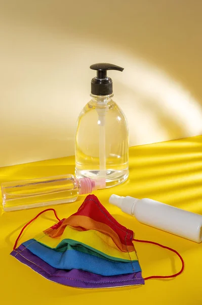 Beschermende Gezichtsmasker Tegen Covid Met Kleuren Van Regenboog Met Hydroalcoholische — Stockfoto