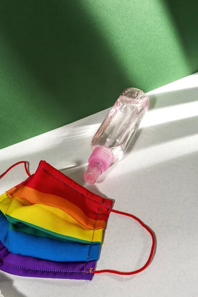 Beschermende Gezichtsmasker Tegen Covid Met Kleuren Van Regenboog Met Hydroalcoholische — Stockfoto