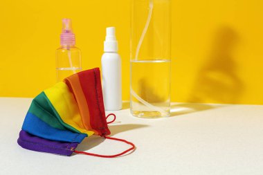 Covid-19 'a karşı koruyucu yüz maskesi. Gökkuşağı renginde ve hidroterapi jeliyle. LGBT. Gay Lezbiyen. Coronavirus konsepti