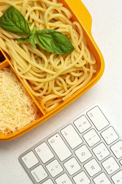 Zdravé Jídlo Plastových Nádobách Připravené Jídlu Domácími Špagetami Rajčaty Sýrem — Stock fotografie