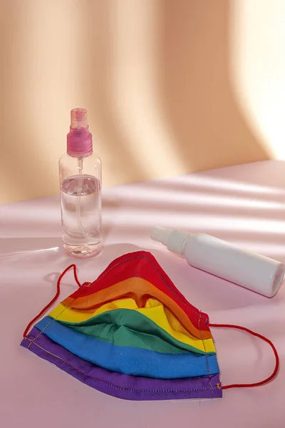 Beschermende Gezichtsmasker Tegen Covid Met Kleuren Van Regenboog Met Hydroalcoholische — Stockfoto