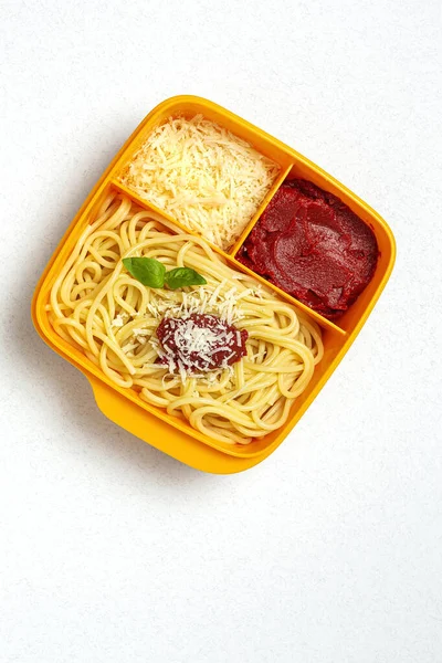 プラスチック容器の健康食品は 作業台の上にトマト チーズ バジルと自家製スパゲティで食べる準備ができています イタリア料理 連れ去るために — ストック写真