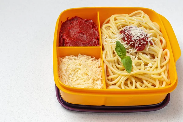 プラスチック容器の健康食品は 作業台の上にトマト チーズ バジルと自家製スパゲティで食べる準備ができています イタリア料理 連れ去るために — ストック写真