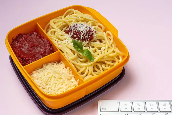 Gesundes Essen Plastikbehältern Fertig Zum Essen Mit Hausgemachten Spaghetti Mit — Stockfoto