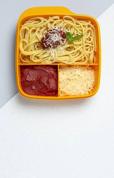 Zdrowa Żywność Plastikowych Pojemnikach Gotowa Spożycia Domowym Spaghetti Pomidorem Serem — Zdjęcie stockowe