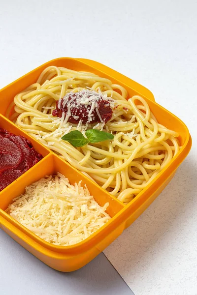 健康食品在塑料容器中准备好与自制的意大利面 西红柿 奶酪和罗勒在工作台上 意大利菜带走 — 图库照片