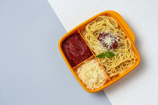 Gezond Eten Plastic Containers Klaar Eten Met Zelfgemaakte Spaghetti Met — Stockfoto