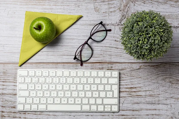 Lunch Het Werk Plaats Gezonde Sandwich Buurt Van Laptop Werktafel — Stockfoto