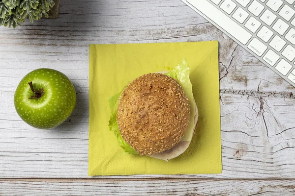 Pranzo Posto Lavoro Sandwich Sano Vicino Computer Portatile Tavolo Lavoro — Foto Stock