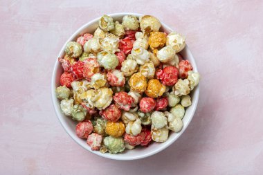 Renkli arka planlarda yüksek kontrastlı ev yapımı patlamış mısır. Atıştırma konsepti