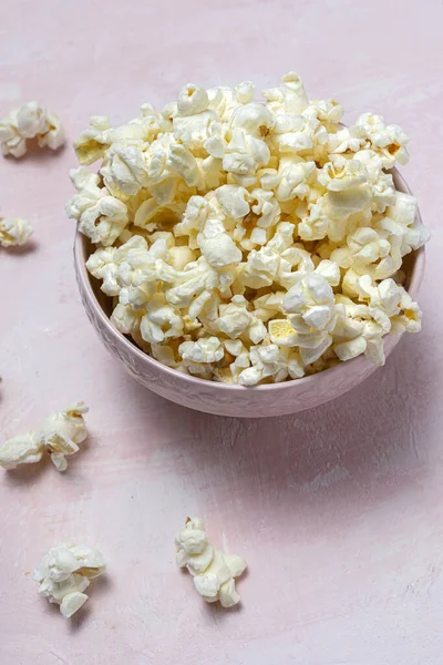 Popcorn Fait Maison Sur Des Fonds Colorés Avec Une Lumière — Photo