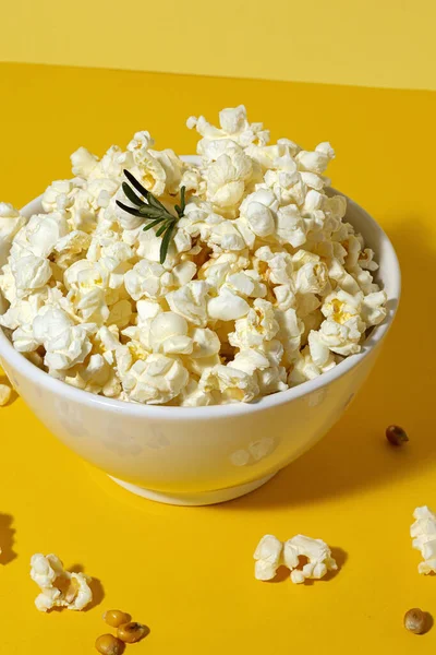Popcorn Fait Maison Sur Des Fonds Colorés Avec Une Lumière — Photo
