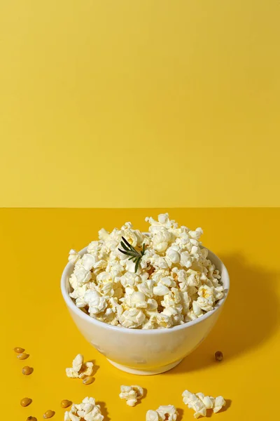 Popcorn Fait Maison Sur Des Fonds Colorés Avec Une Lumière — Photo
