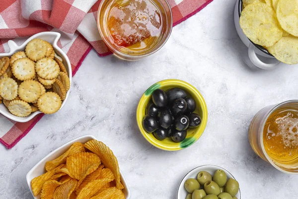 Sortiment Snacks Hemma Med Potatischips Kex Gröna Och Svarta Oliver — Stockfoto