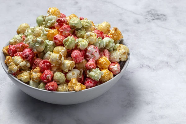 Popcorn Coloré Fait Maison Sur Fond Marbre Avec Une Lumière — Photo