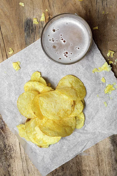 Sortiment Snacks Hemma Med Potatischips Kex Gröna Och Svarta Oliver — Stockfoto