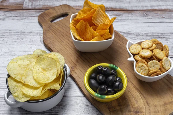 Sortiment Snacks Hemma Med Potatischips Kex Gröna Och Svarta Oliver — Stockfoto