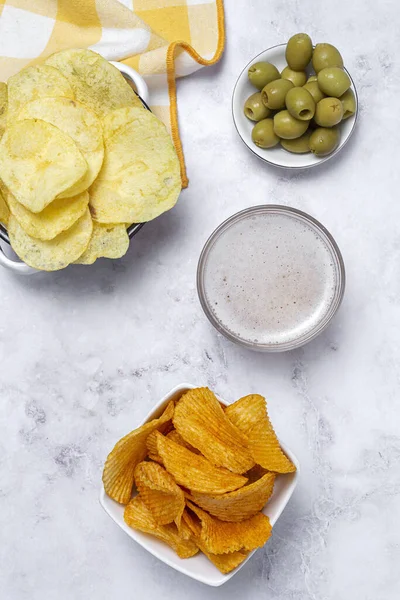 Sortiment Snacks Hemma Med Potatischips Kex Gröna Och Svarta Oliver — Stockfoto