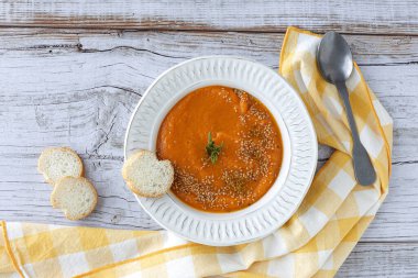 Ev yapımı ve ahşap zemin üzerinde ekmek bulunan sağlıklı balkabağı kreması. Düz yatıyordu