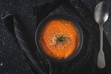 Ev yapımı ve sağlıklı balkabağı kreması ve koyu arkaplanda yukarıdan gelen ekmek. Düz yatıyordu