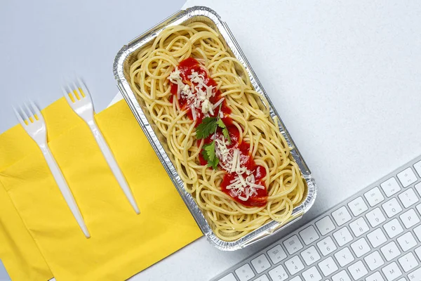 Pranzo Sul Posto Lavoro Spaghetti Fatti Casa Salutari Con Pomodoro — Foto Stock