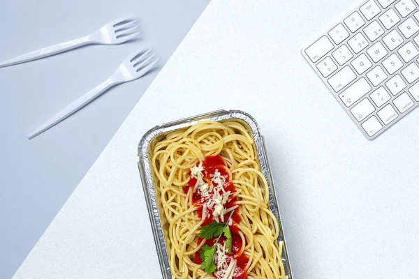 Pranzo Sul Posto Lavoro Spaghetti Fatti Casa Salutari Con Pomodoro — Foto Stock