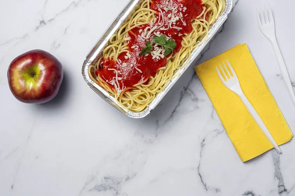 Обід Робочому Місці Домашні Здорові Спагетті Помідорами Сиром Робочому Столі — стокове фото