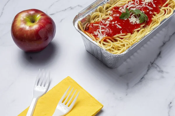 Lunch Workplace Homemade Healthy Spaghetti Tomato Cheese Work Table Computer — Stock Photo, Image