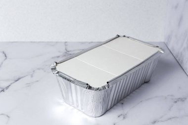 Boş alüminyum yiyecek kaplarını uzaklaştırır. Geri dönüşüm kavramı