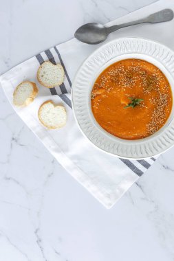 Ev yapımı ve balkabağı kremalı. Yukardan mermer arka planda ekmek. Düz yatıyordu
