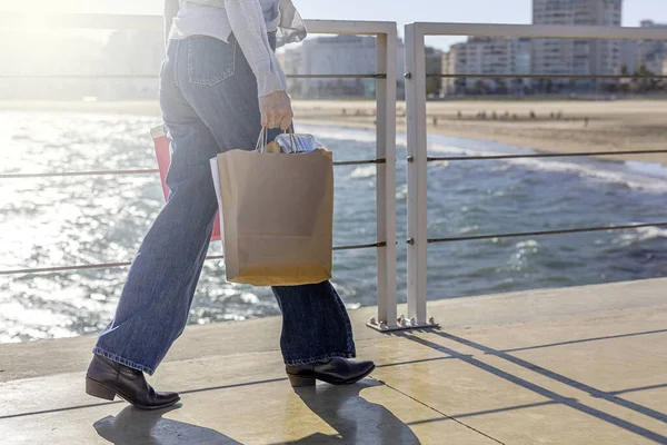 Nierozpoznana Kobieta Niosąca Papier Nadający Się Recyklingu Zabiera Torbę Żywnością — Zdjęcie stockowe