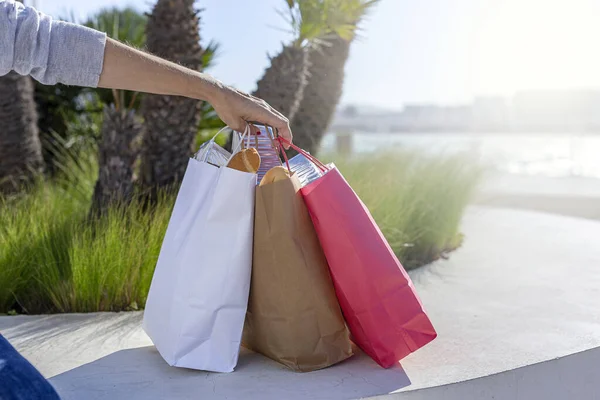 リサイクル可能な紙を持っている認識できない女性は食品袋を奪う — ストック写真
