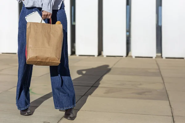 リサイクル可能な紙を持っている認識できない女性は食品袋を奪う — ストック写真