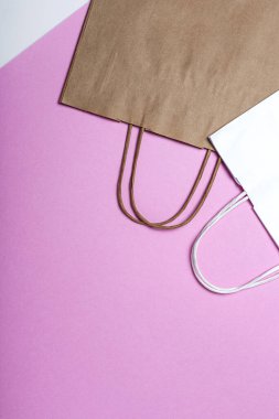 Fast food poşetleri, renkli arka planlarda çevre dostu gıda paketleri. Geri dönüştürülmüş Kraft kağıdından yapılmış gıda eko paketlemesi