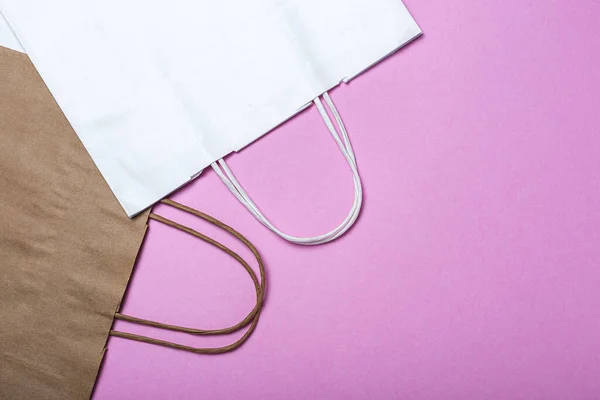 Lieferung Von Fast Food Papiertüten Umweltfreundliche Lebensmittelverpackungen Auf Farbigen Hintergründen — Stockfoto