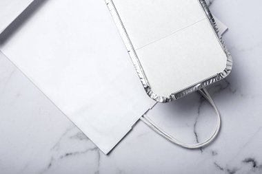 Alüminyum, geri dönüşümlü kağıt torbalarda servis için hazırlanmış yiyecek konteynerlerini götürür. Evde kal. Coronavirtus konsepti. Yukarıdan. Düz yatıyordu