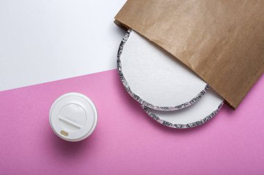 Alüminyum, geri dönüşümlü kağıt torbalarda servis için hazırlanmış yiyecek konteynerlerini götürür. Evde kal. Coronavirtus konsepti. Yukarıdan. Düz yatıyordu