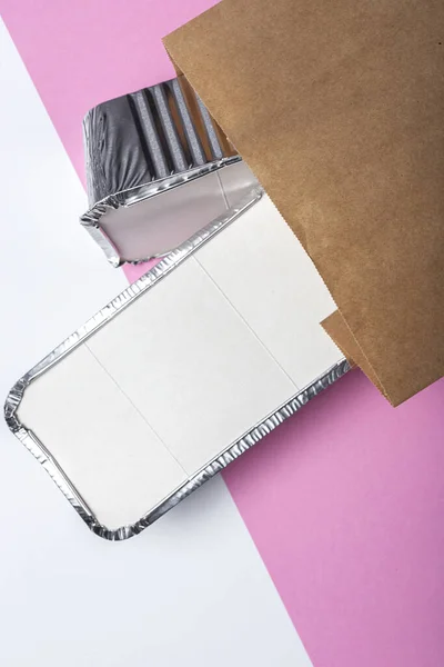 Contenitori Alimenti Asporto Alluminio Preparati Consegna Sacchetti Carta Riciclabili Resta — Foto Stock