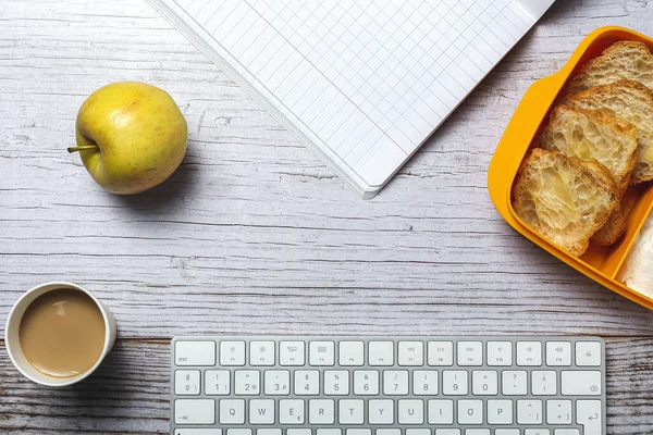 Ontbijt Werkplek Zelfgemaakt Croissants Met Jam Boter Koffie Werktafel Met — Stockfoto