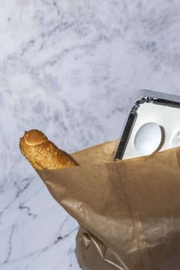 Alüminyum, geri dönüşümlü kağıt torbalarda dağıtılmak üzere hazırlanmış yiyecek kaplarını kaldırır..