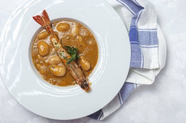 Geleneksel ev yapımı karidesli beyaz fasulye güveci. Tipik İspanyol yemekleri.