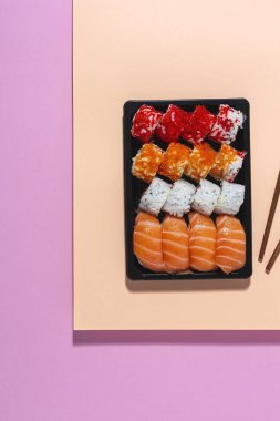 Japon Gıda Konsepti. Çeşitli Suşi paketleri. Paket.