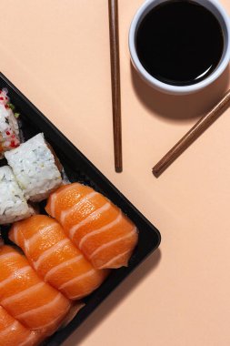 Japon Gıda Konsepti. Çeşitli Suşi paketleri. Paket.