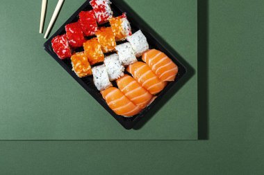 Japon Gıda Konsepti. Çeşitli Suşi paketleri. Paket.