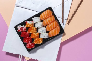 Japon Gıda Konsepti. Çeşitli Suşi paketleri. Paket.